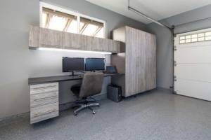 Bureau aménagé dans un garage