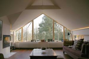 Fenêtre triangulaire en pignon grand format