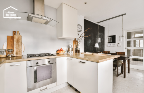 Cuisine blanche clair avec plan de travail en bois clair style sandinave