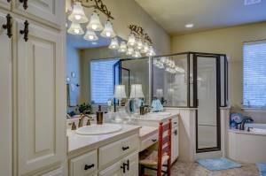4 façons d’utiliser la verrière dans une salle de bain 