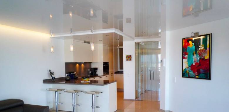 Plafond tendu effet puits de lumière cuisine