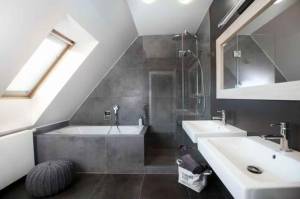 Aménager une salle de bains sous combles