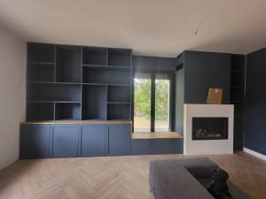 Niches murales dans un salon séjour