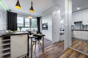 Aménagement d'un studio avec cloison de séparation aménagée en placards - Montpellier Lattes 34