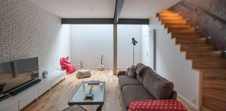 souplex salon avec escalier relié au rez-de-chaussée