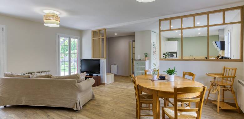 Carrelage imitation bois dans cette pièce à vivre