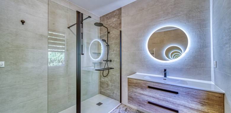Eclairer les miroirs, c'est primordial dans la salle de bain