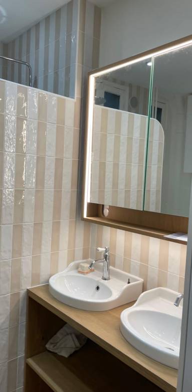  Un meuble vasque sur mesure et une cloison arrondie