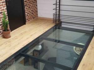 Le plancher de verre : idéal pour l’aménagement de souplex (photo : Pinterest)
