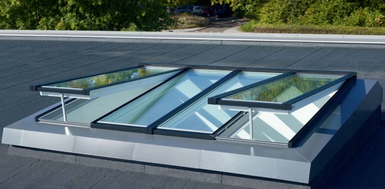 Fenêtre de toit plat ouvrantes sur chassis incliné