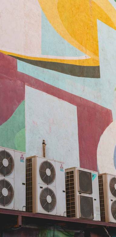 Plusieurs climatiseurs fixés sur un immeuble 