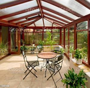 vérada avec une toiture en polycarbonate aménagée aménagée en salle à manger 