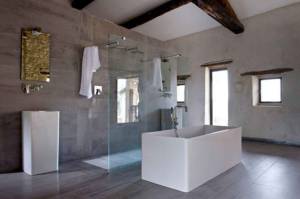 Un grand espace parfaitement optimisé, avec cette baignoire en îlot adossé à la douche