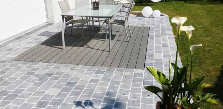Terrasse en pierre naturelle avec centre bois composite