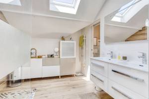 De nombreux rangements dans cette salle de bain - Grésivaudan