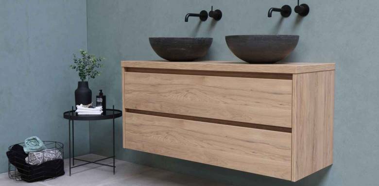 Un meuble avec double vasque dans une salle de bain zen 