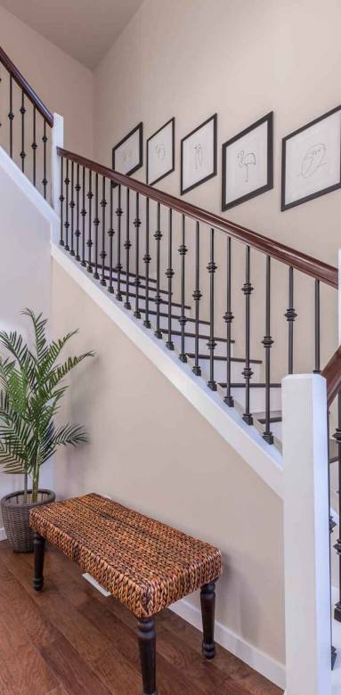 Une entrée avec escalier et banc 