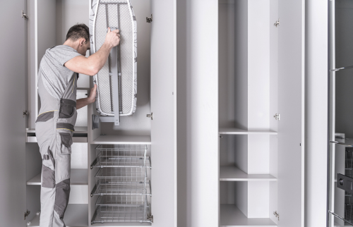 Maximiser l'Espace avec des Placards Sur-Mesure dans des Espaces Restreints