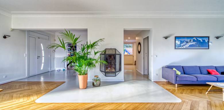 un joli mélange de parquet posé en chevron et béton ciré, dans le Grésivaudan