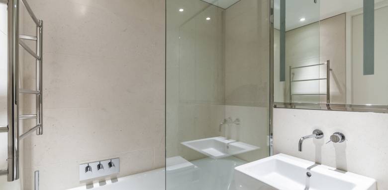 Séparer les toilettes dans une salle de bain