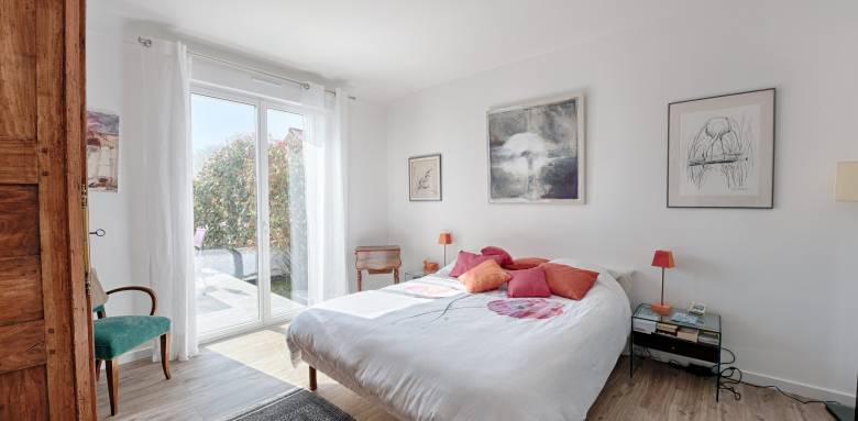 Chambre parentale donnant sur jardin avec salle de bain grand format attenant