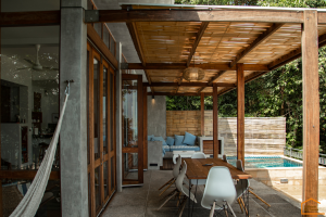 Créer un coin détente extérieur : pergola, salon de jardin et éclairage