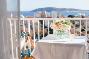 balcon avec coin repas 