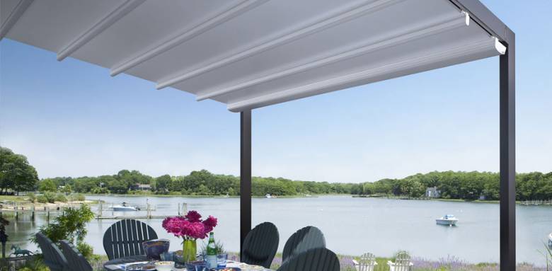 Pergola bioclimatique avec  toiture velum