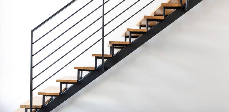 Bois, métal ou verre : le garde-corps donne tout son caractère à l'escalier.