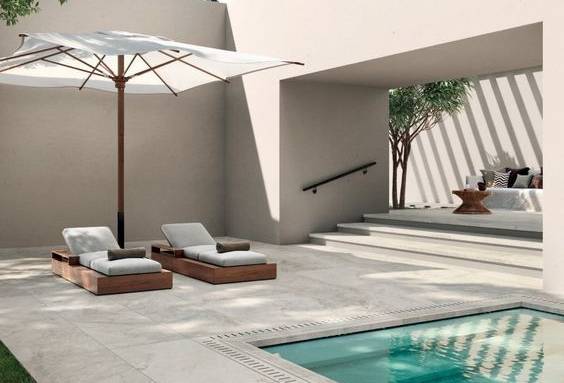 Terrasse en carrelage imitation pierre naturelle autour de la piscine - Hyères 83