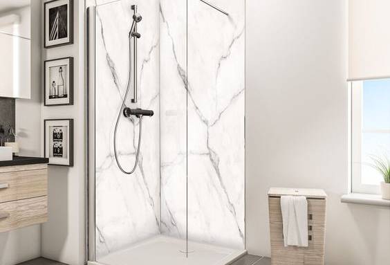 Panneaux muraux effet marbre dans une salle de bains