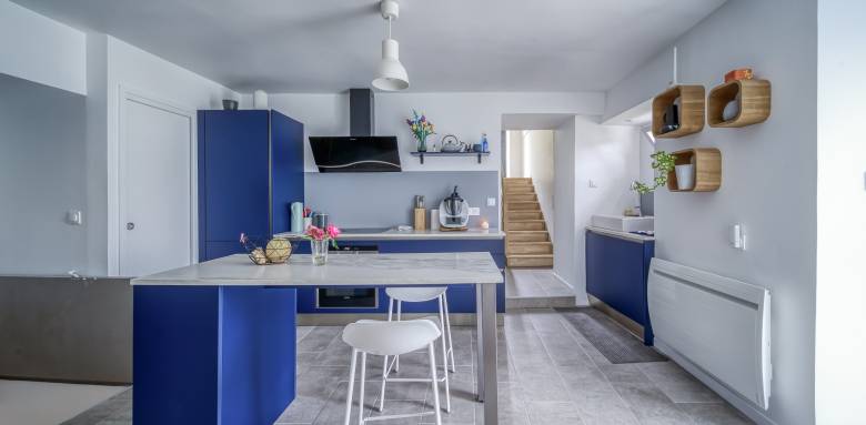 une cuisine bleue, pleine de peps et de luminosité