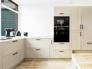 Petite cuisine : comment gagner de la place sans pousser les murs