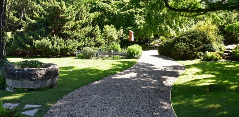 Une allée de jardin en Indre-et-Loire.