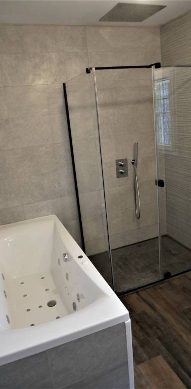 Baignoire plus douche dans petite salle de bain