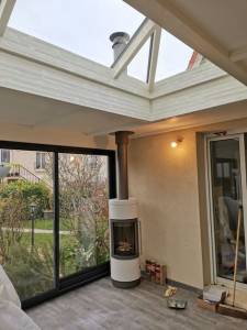 Chauffer sa véranda en hiver avec un poêle à bois moderne - Nantes 44