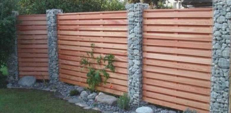 Clôture bois et cailloux