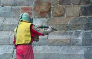 Décapage d'un mur en pierre par sablage