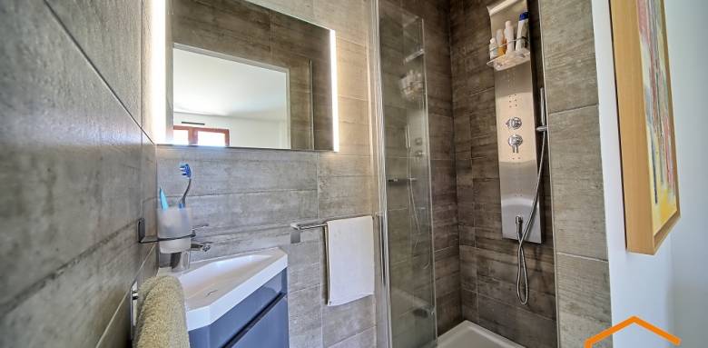 Travaux transformation salle d'eau avec douche italienne et lavabo d'angle