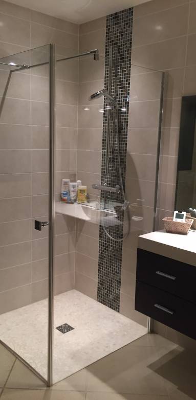 Douche à l'italienne avec parois vitrées coulissantes receveur carré évacuation centrale