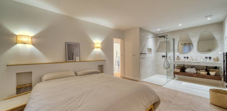 salle de bain ouverte : un beau volume pour cette suite parentale dans le Grésivaudan
