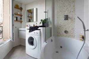 Petite baignoire avec douche micro appartement