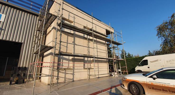 Travaux de ravalement de façade sur locaux professionnels en cours - Brie-Comte-Robert 77170