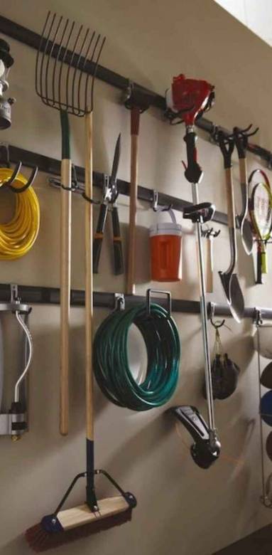 Crochets pour outils de jardin rangés au murs