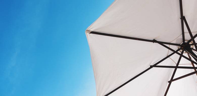 Un parasol sous le ciel. bleu 