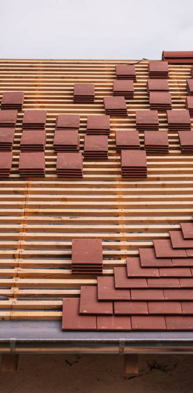 Restauration de toiture, pose de tuiles plates