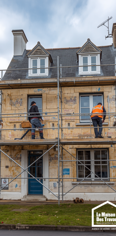 Chantier d'isolation thermique par l'extérieur sur une maison individuelle