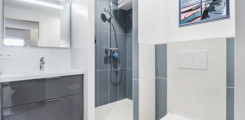 Agrandir visuellement une petite salle de bain : conseils