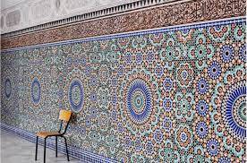 Murs décorés dans sa totalité avec des carreaux Zellige