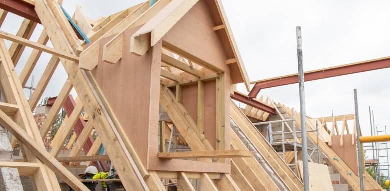 Une extension de maison avec une surélévation bois.